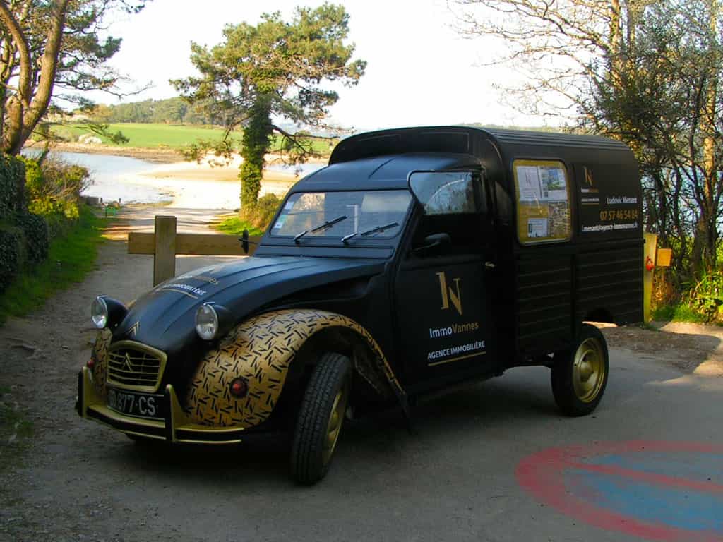 Agence Immo Nantes Citroën 2 CV camionnette entièrement restaurée