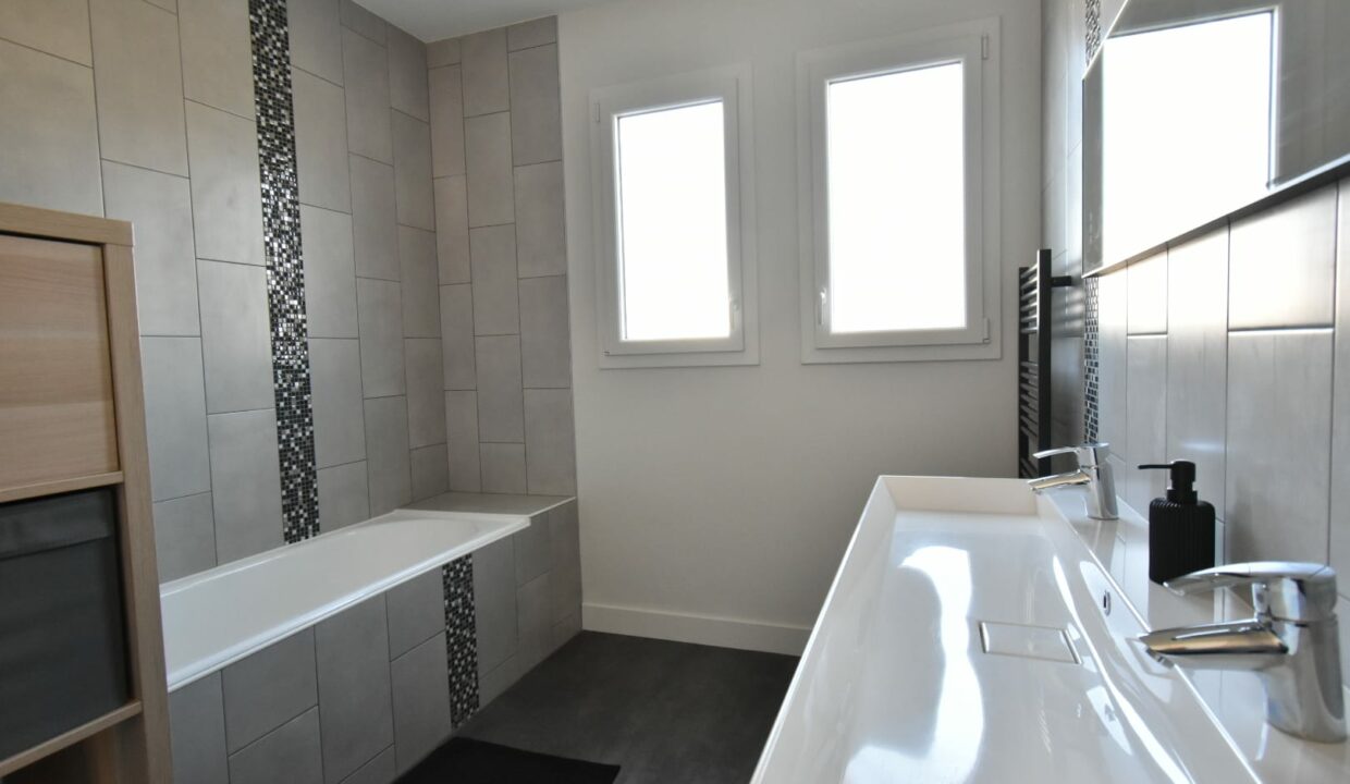 6 PIÈCES 160 M² 615 M² GENESTON, MAISON DE PLAIN PIED 160M2_1869 (12)