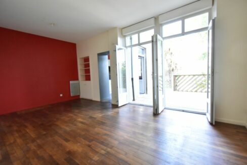 4 PIÈCES 65.49 M² APPARTEMENT T3 - REZ-DE-JARDIN AVEC CAVE ET DÉPENDANCE DANS UNE MAISON DE CARACTÈRE.