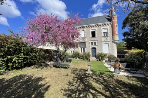 Valérie LEJAY - Agence IMMONANTES, tél. 06.12.32.08.46 ou par mail : v.lejay@agence-immonantes.fr Bien de caractère, bien de prestige, d’exception, maison contemporaine, moderne,  villa ou demeure bourgeoise, de maitre, château, manoir, hôtel particulier….Secteur Côte atlantique : DE :  Pornic, Piriac sur Mer, Mesquer, La Baule, Le Pouliguen, Pornichet, La Tranche Sur Mer…..