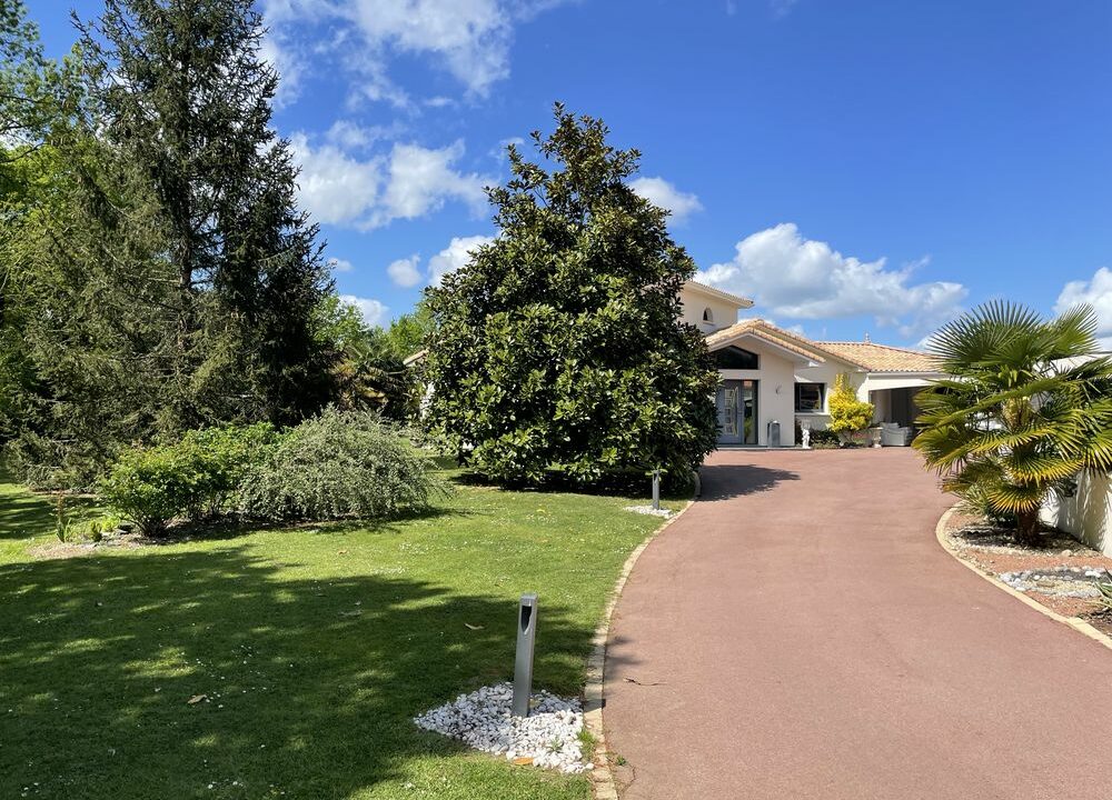 b-immo-7 pièces 177 m² 6743 m² Maison de 177m², 7 pièces 177 m² 6743 m² Saint-Philbert-De-Grand-Lieu. (6)