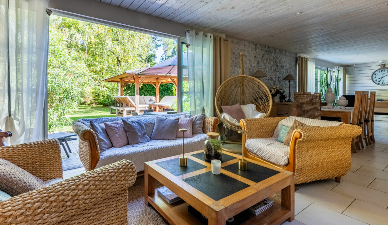 Valérie LEJAY agent commercial en immobilier - Agence IMMONANTES, tél. 06.12.32.08.46 ou par mail : v.lejay@agence-immonantes.fr. Spécialisée dans les biens : de Prestige, belles Demeures, Villa, Maison de maître, château, atypique, Maison bourgeoise, etc… Secteur SUD LOIRE : NANTES METROPOLE, VERTOU, LES SORINIERES, BASSE GOULAINE, HAUTE GOULAINE, PORNIC….