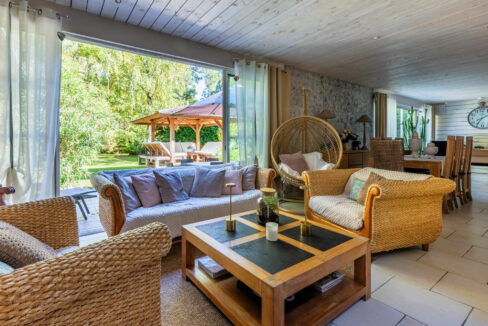 Valérie LEJAY agent commercial en immobilier - Agence IMMONANTES, tél. 06.12.32.08.46 ou par mail : v.lejay@agence-immonantes.fr. Spécialisée dans les biens : de Prestige, belles Demeures, Villa, Maison de maître, château, atypique, Maison bourgeoise, etc… Secteur SUD LOIRE : NANTES METROPOLE, VERTOU, LES SORINIERES, BASSE GOULAINE, HAUTE GOULAINE, PORNIC….