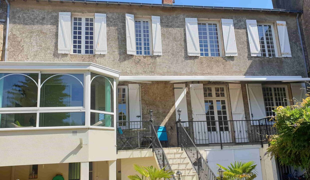 VENTE Magnifique DEMEURE BORD de Loire, 3 chambres + bureau sur 3 étages de 170 m² habitable PAIMBOEUF (44561)