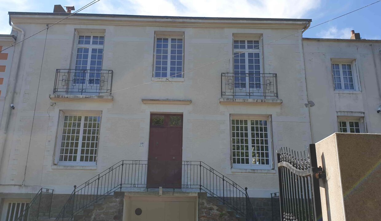 VENTE Magnifique DEMEURE BORD de Loire, 3 chambres + bureau sur 3 étages de 170 m² habitable PAIMBOEUF (44562)